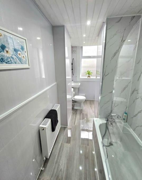 Spacious Haven With Free Parking Glasgow Exterior foto