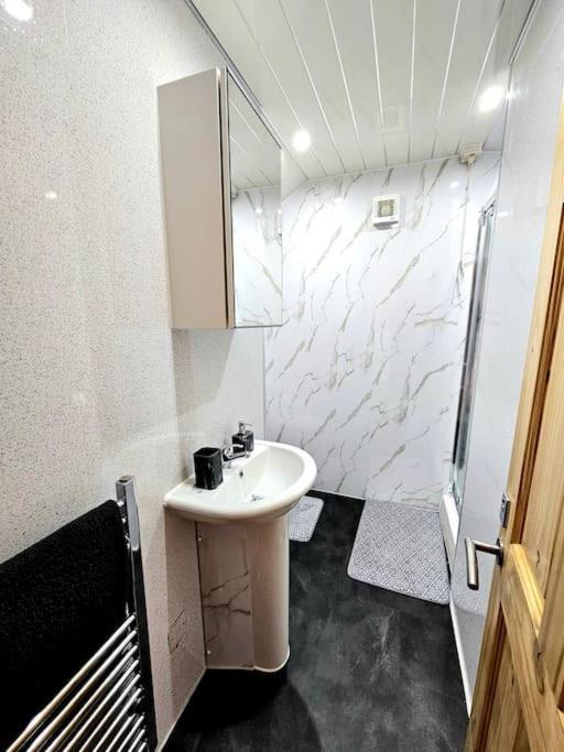 Spacious Haven With Free Parking Glasgow Exterior foto